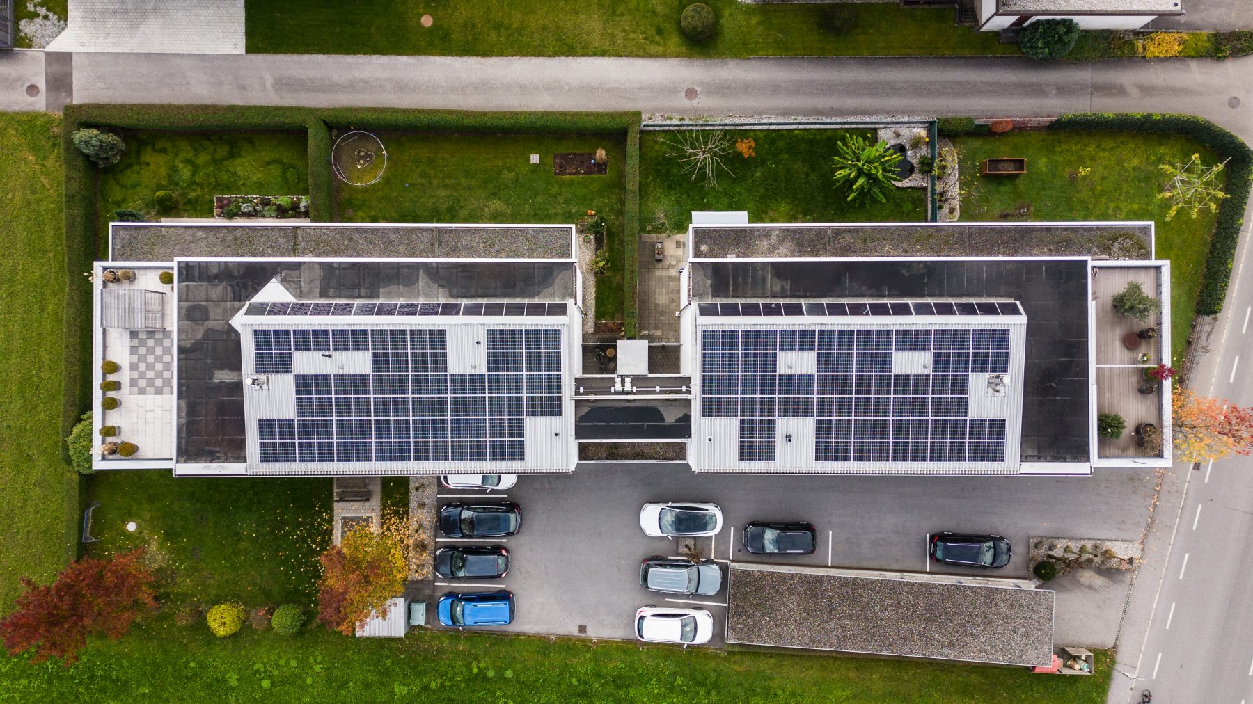 Photovoltaikanlage auf dem Dach eines Mehrparteienhauses in Vorarlberg